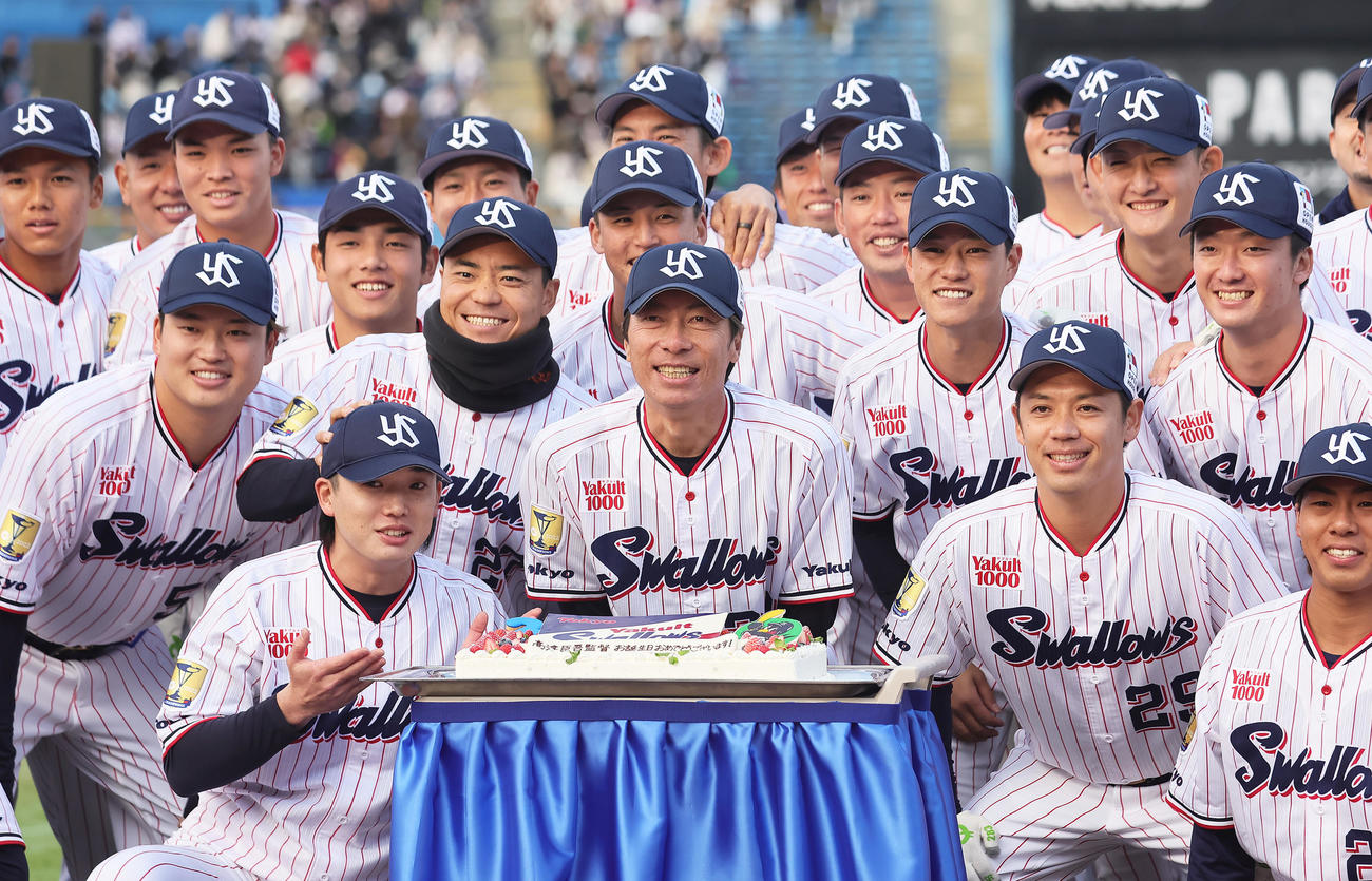 この日、誕生日を迎えたヤクルト高津監督（中央）はケーキを前に選手と笑顔を見せる（撮影・足立雅史）