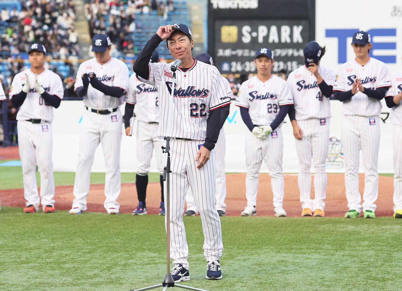 ファンにあいさつするヤクルト高津監督（撮影・足立雅史）