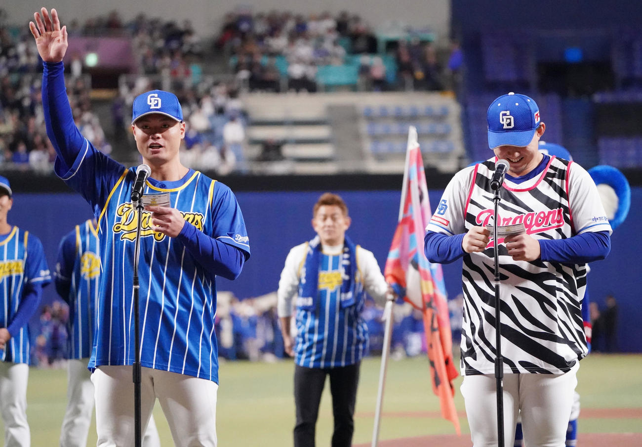 オープニングで選手宣誓をする細川（右）（撮影・森本幸一）