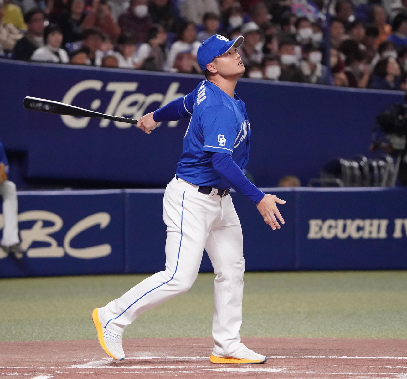 紅白戦で二塁打を放つ細川（撮影・森本幸一）