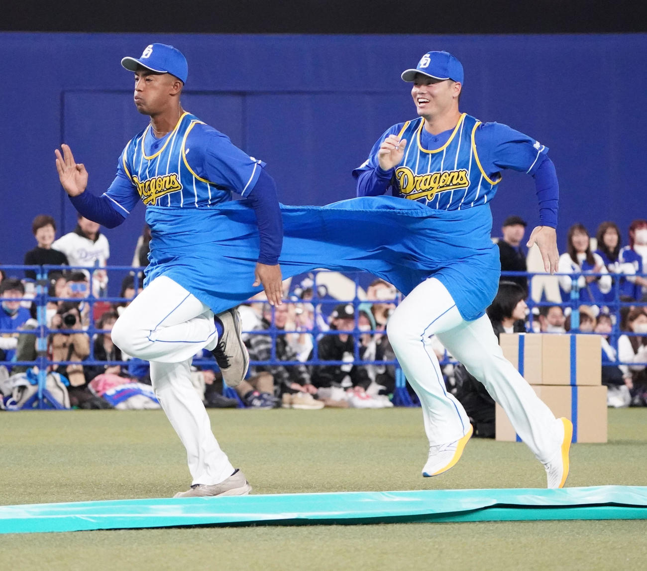 デカパン競走でブライト健太と激走する細川（左から2人目）（撮影・森本幸一）