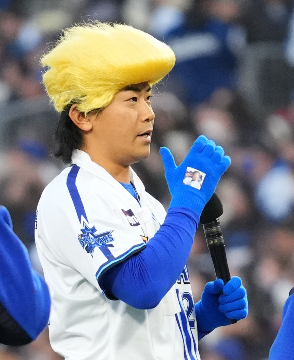 「稼げ！点獲り合戦」でMVPになり、金のリーゼントをかぶるDeNA今永（撮影・横山健太）