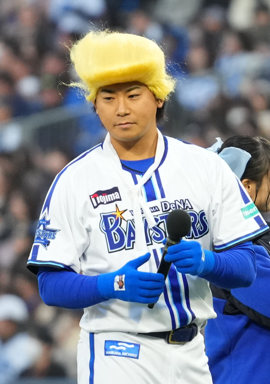 稼げ！点獲り合戦でMVPになり金のリーゼントをかぶるDeNA今永（撮影・横山健太）
