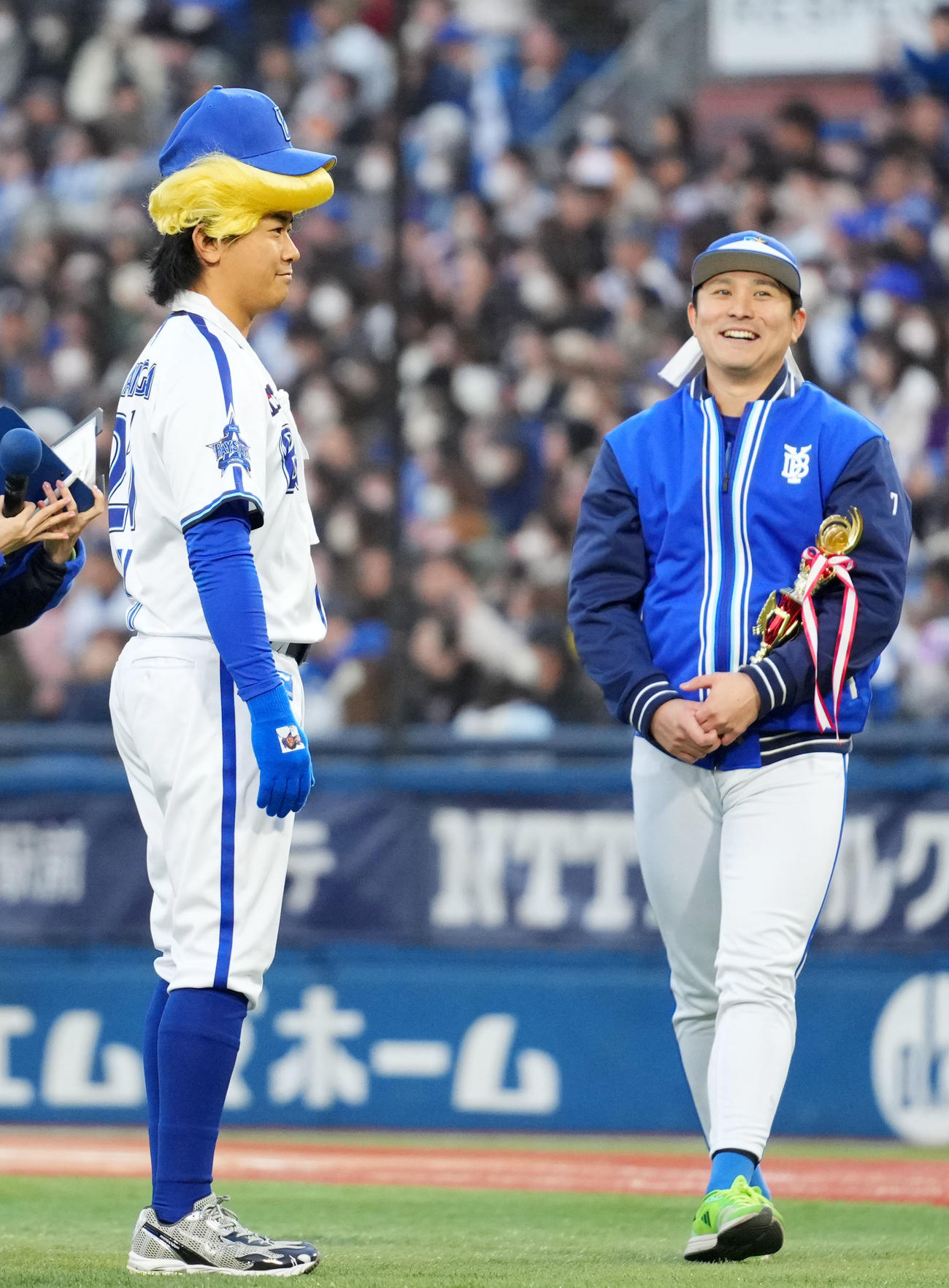 稼げ！点獲り合戦でMVPになり金のリーゼントをかぶるDeNA今永。右は佐野（撮影・横山健太）