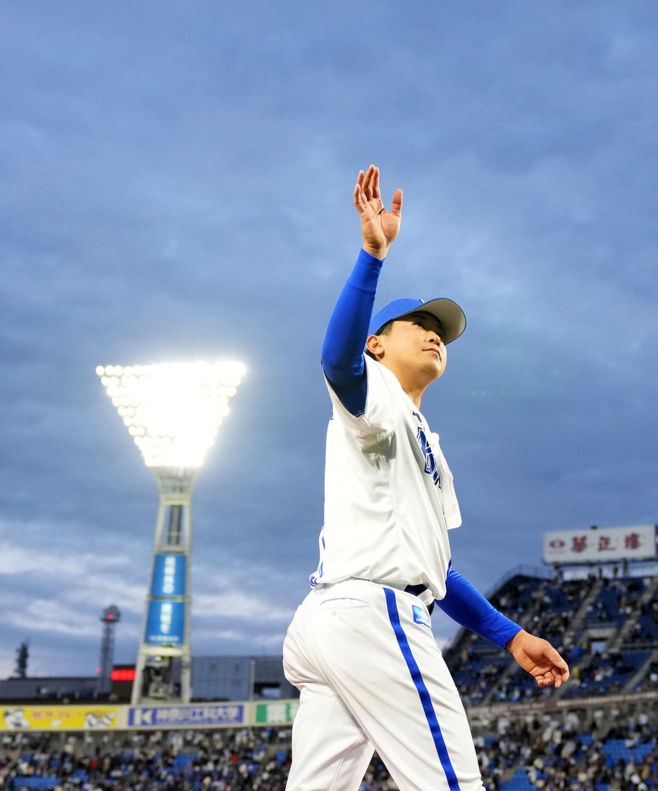 声援に応え球場を後にするDeNA今永（撮影・横山健太）