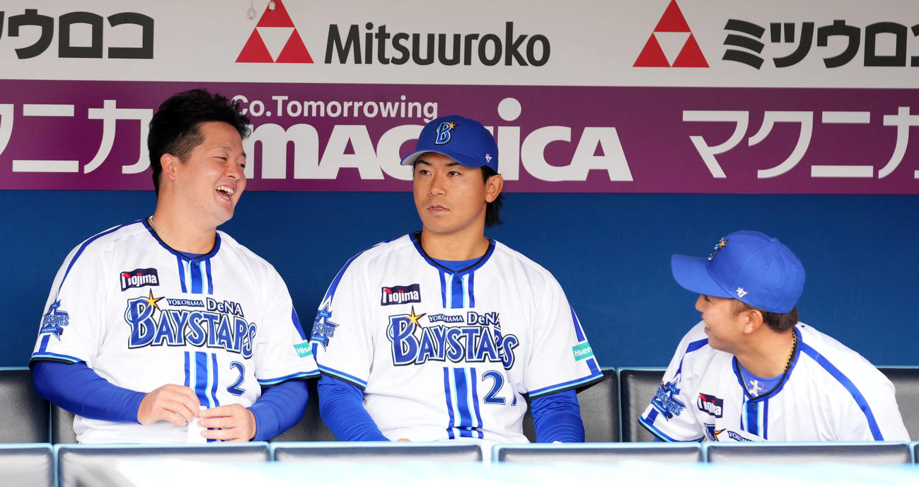 ベンチで談笑する、左からDeNA牧、今永、東（撮影・横山健太）
