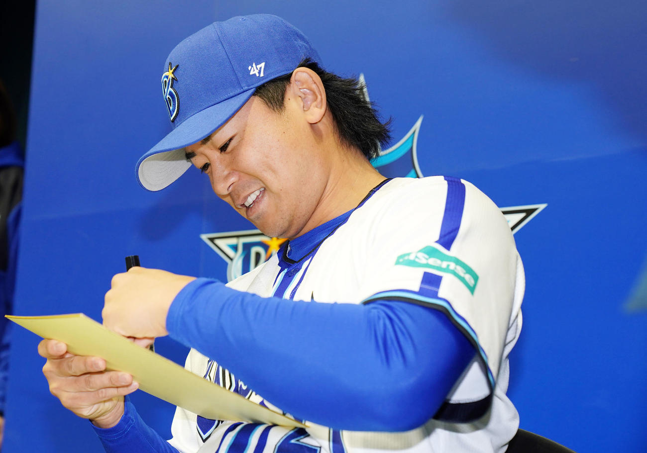 ファンに笑顔でサインをするDeNA今永（撮影・横山健太）