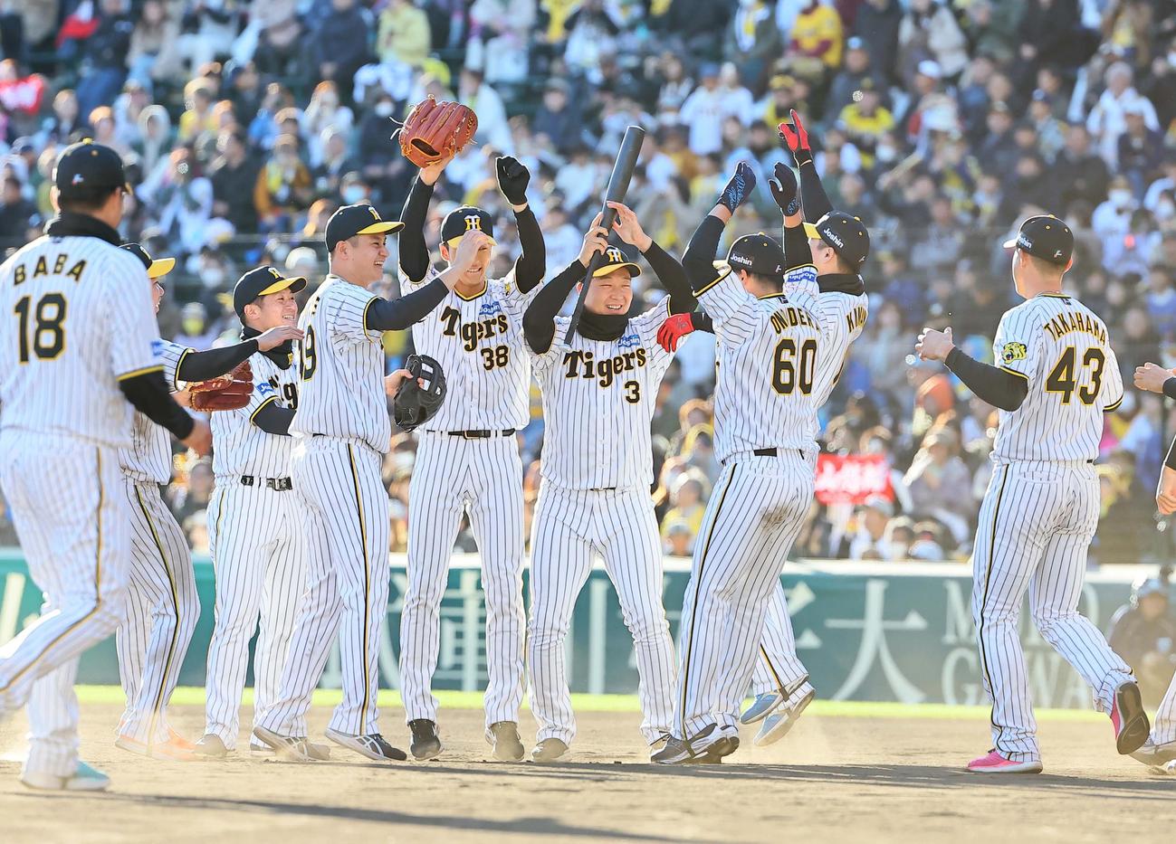 ファン感謝デーのシチュエーションマッチでサヨナラ打を放った大山（中央）は駆けつけたナインと喜び合う（撮影・上田博志）