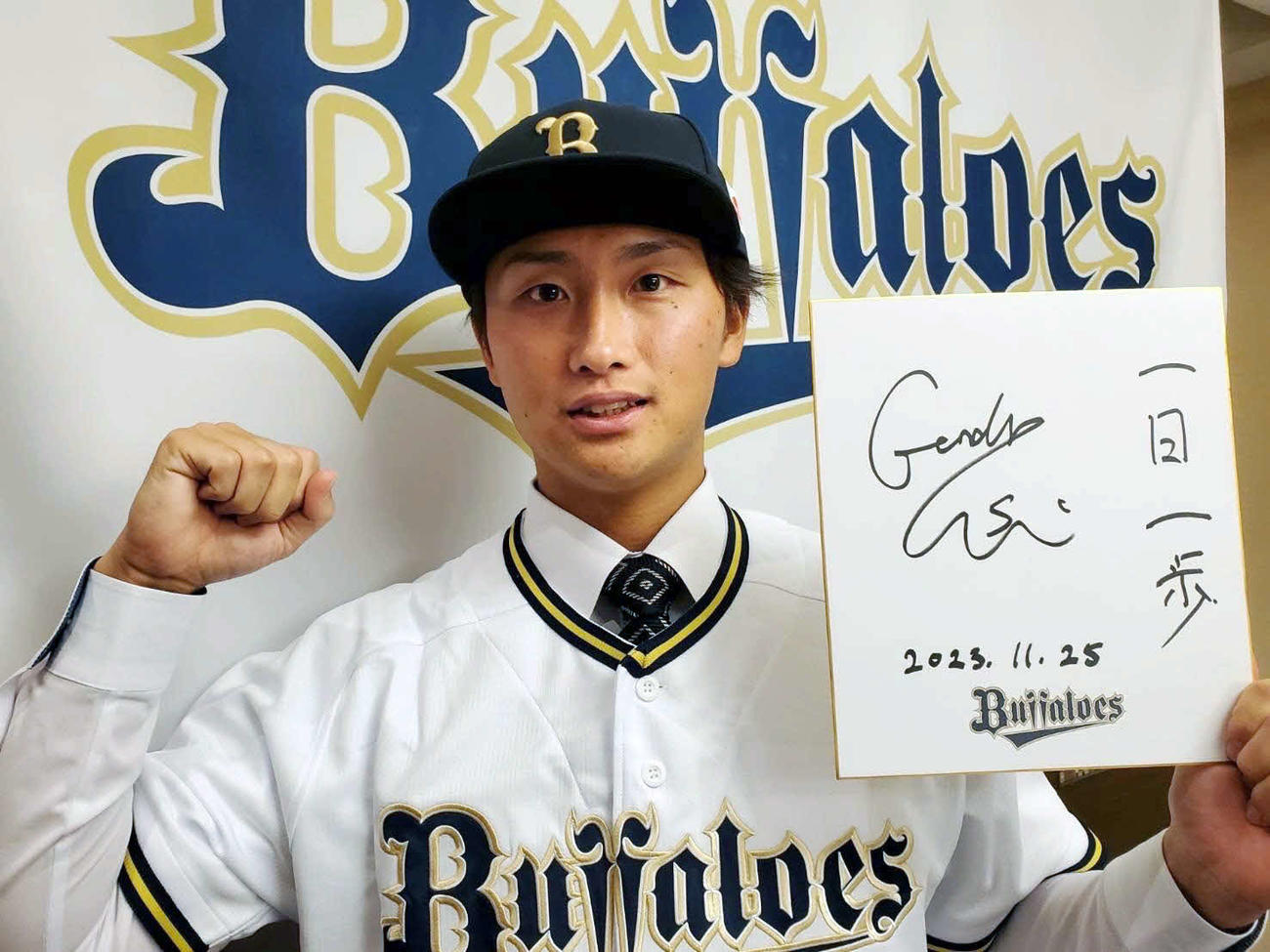 仮契約を行ったオリックス・ドラフト7位のTDK・権田（球団提供）
