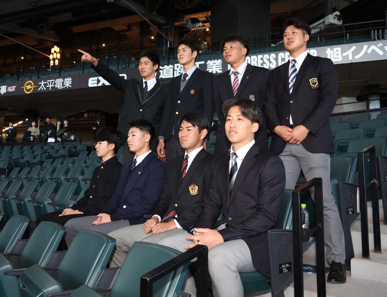 エスコンフィールド北海道を見学する日本ハム新入団選手の前列右から1位細野、3位宮崎、5位	星野、育成2位平田、後列右から2位進藤、4位明瀬、育成1位浜田、育成3位加藤大（撮影・黒川智章）