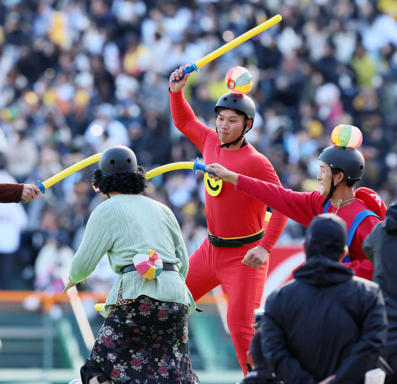 「大乱闘スマッシュタイガース」で飛び入り参加の今成氏（左）にソードバトルを繰り広げる森下。右は小幡（撮影・加藤哉）