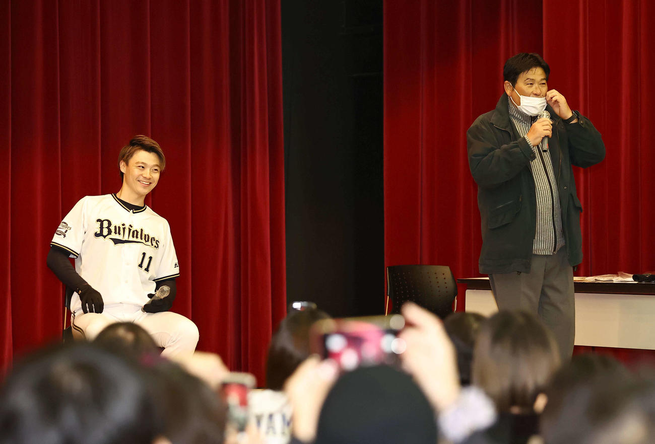 オリックス山崎福也（左）と父親の兵庫ブルーサンダース山崎章弘監督（2022年12月撮影）