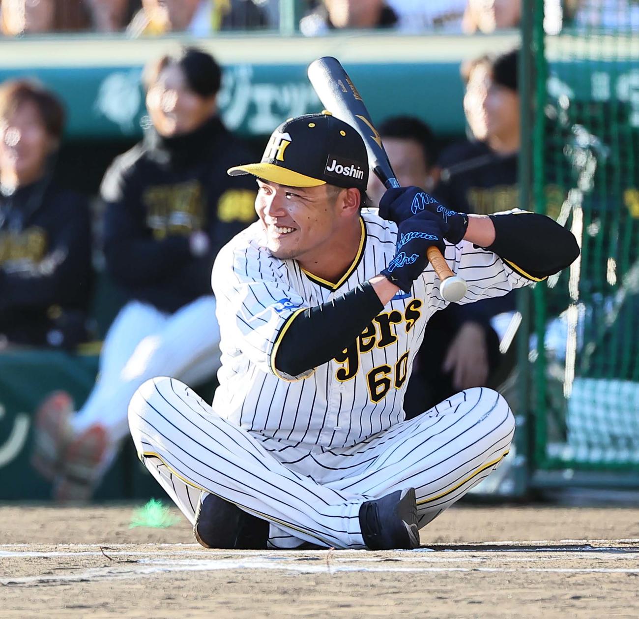 小野寺暖は糸原の低い打撃フォーム打撃フォームをまねる（撮影・上田博志）