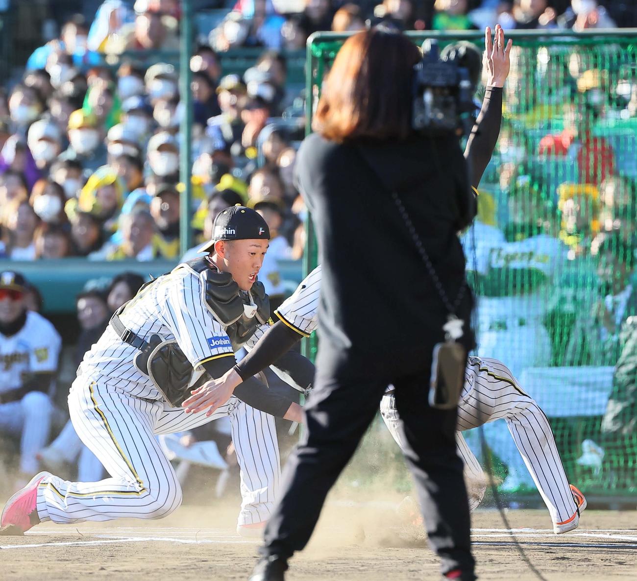 石井（中央）はシチュエーションマッチでランニング本塁打を狙うも憤死する（撮影・上田博志）