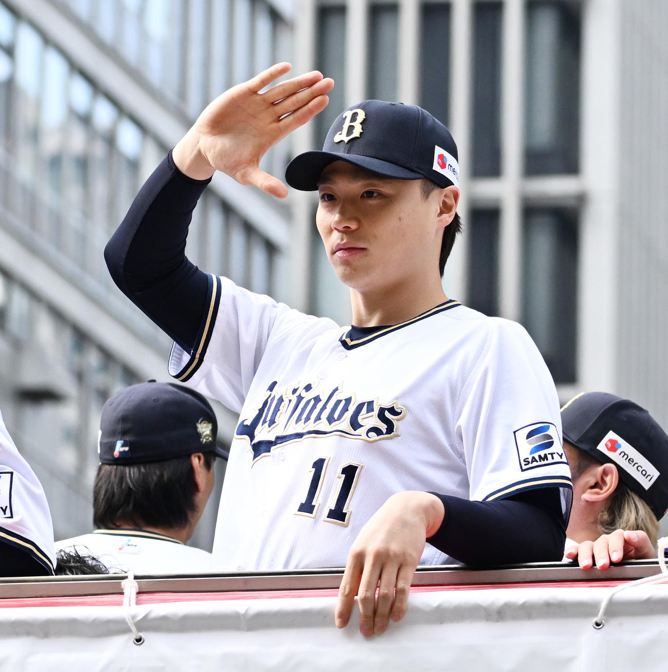 御堂筋パレードで手を振る山崎福也（2023年11月23日撮影）
