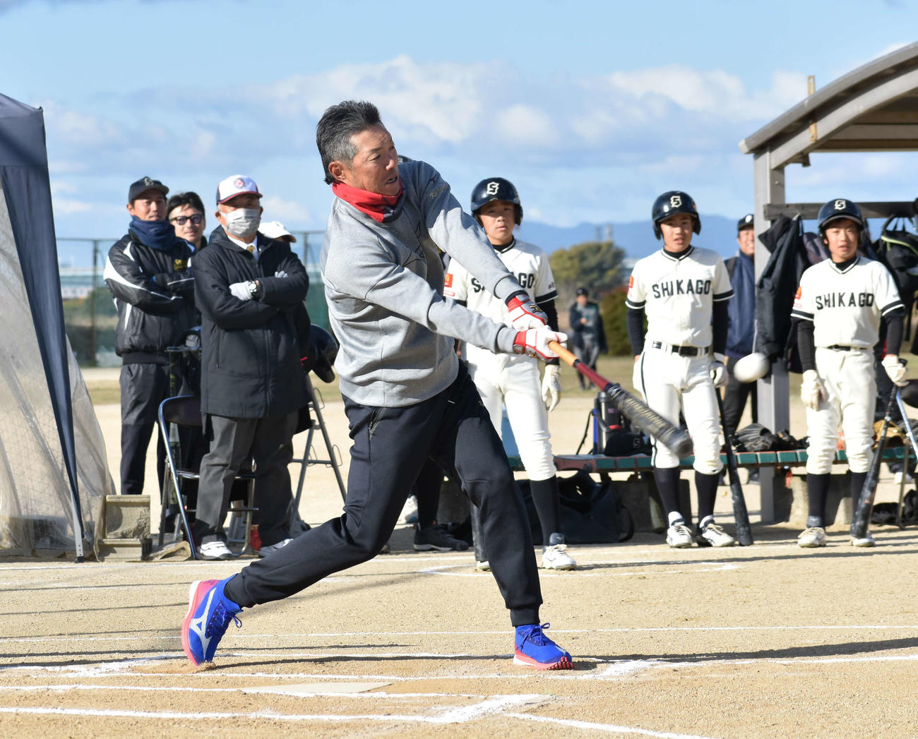 1打席限定の真剣勝負で左翼越えの打球を放つ小久保監督（撮影・只松憲）