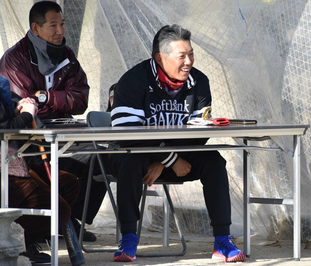 笑顔で試合を見守る小久保監督（撮影・只松憲）