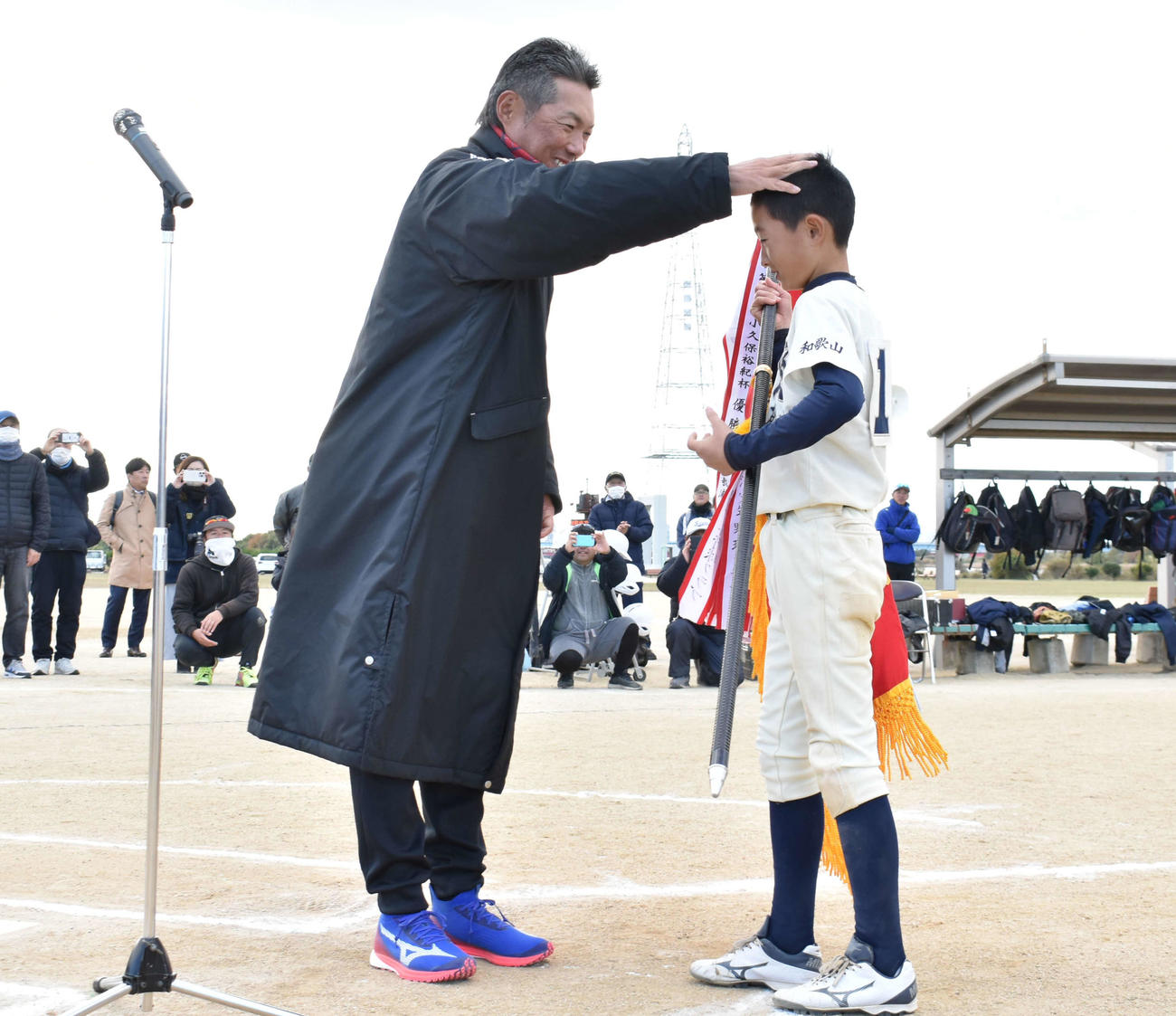 優勝旗を授与し健闘をたたえる小久保監督（撮影・只松憲）