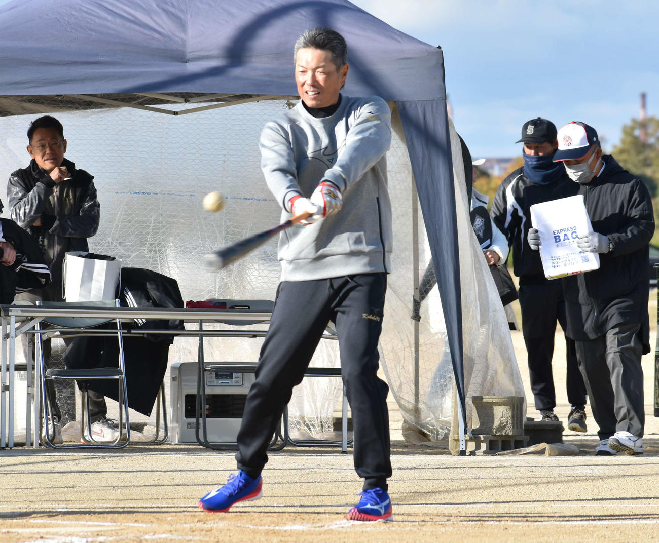 試合前にノッカーを務める小久保監督（撮影・只松憲）