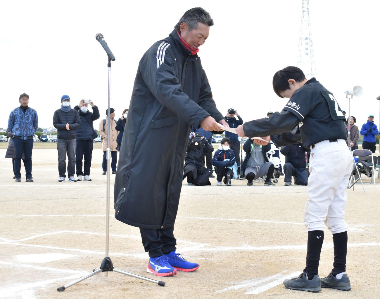 優勝チームに賞状を渡す小久保監督（撮影・只松憲）