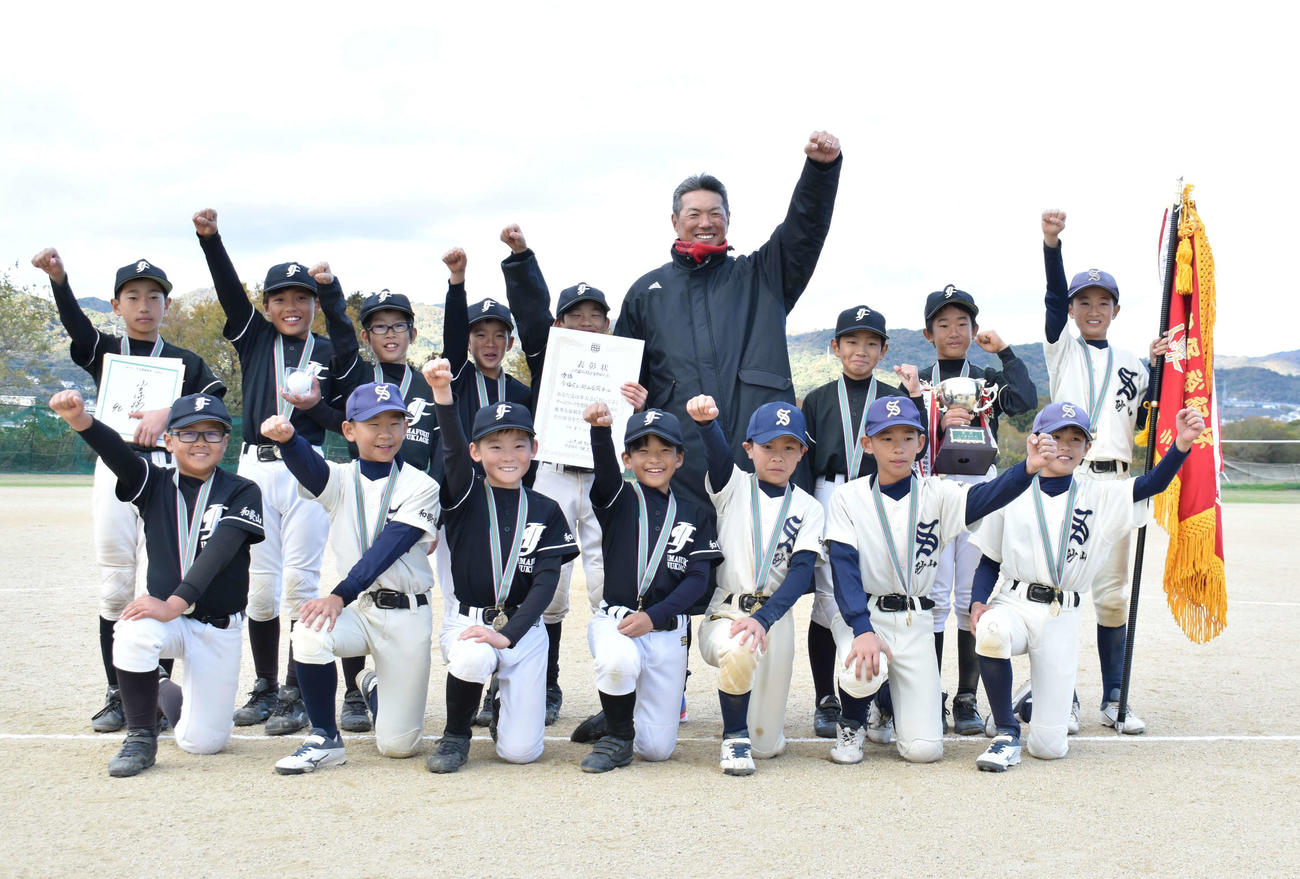 小久保裕紀杯で優勝した今福吹上・砂山の連合チームとガッツポーズする小久保監督（撮影・只松憲）