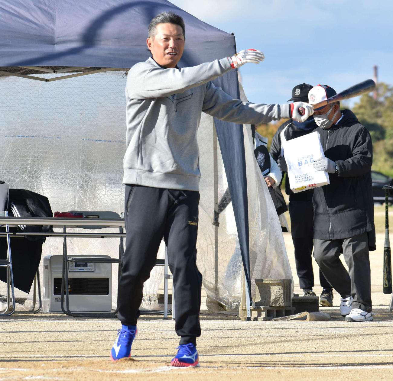 試合前にノッカーを務める小久保監督（撮影・只松憲）
