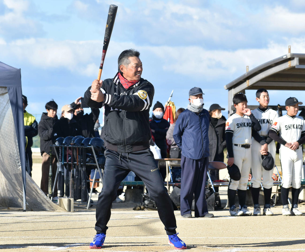 真剣勝負で打席に立つ小久保監督（撮影・只松憲）