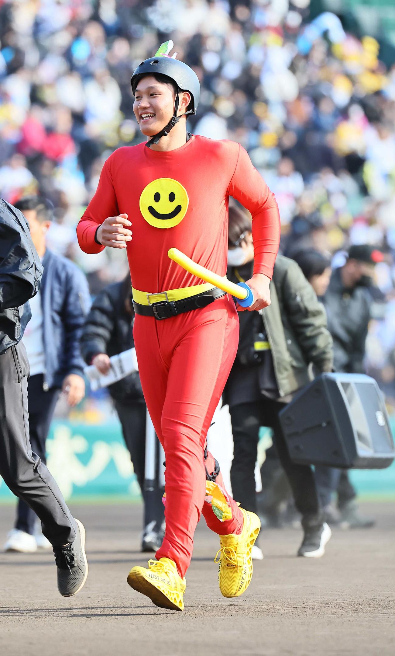 ファン感謝デーでアンパンマンのコスプレをする森下（撮影・上田博志）
