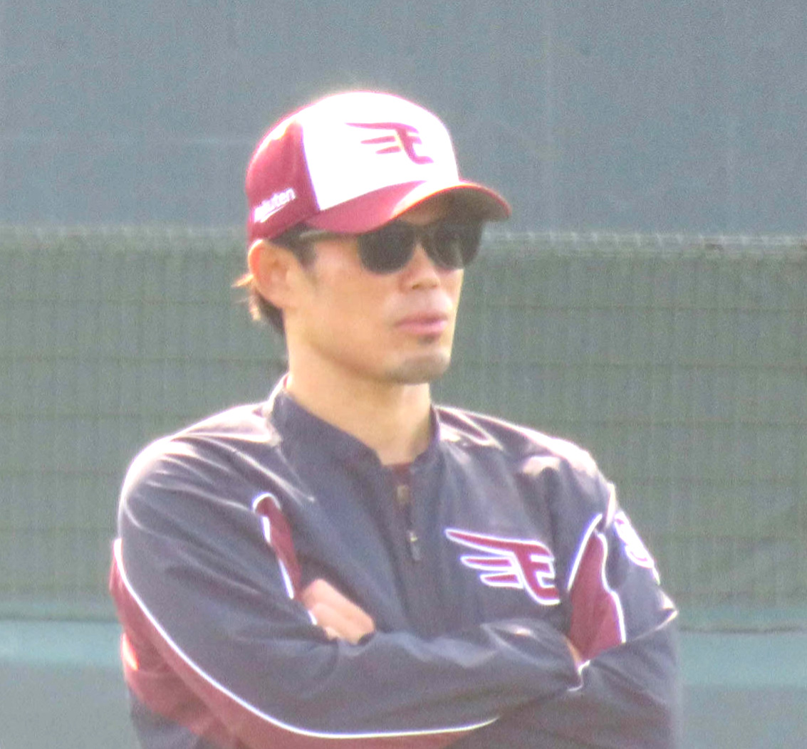 季練習を見守る楽天今江監督（右）（2023年10月撮影）