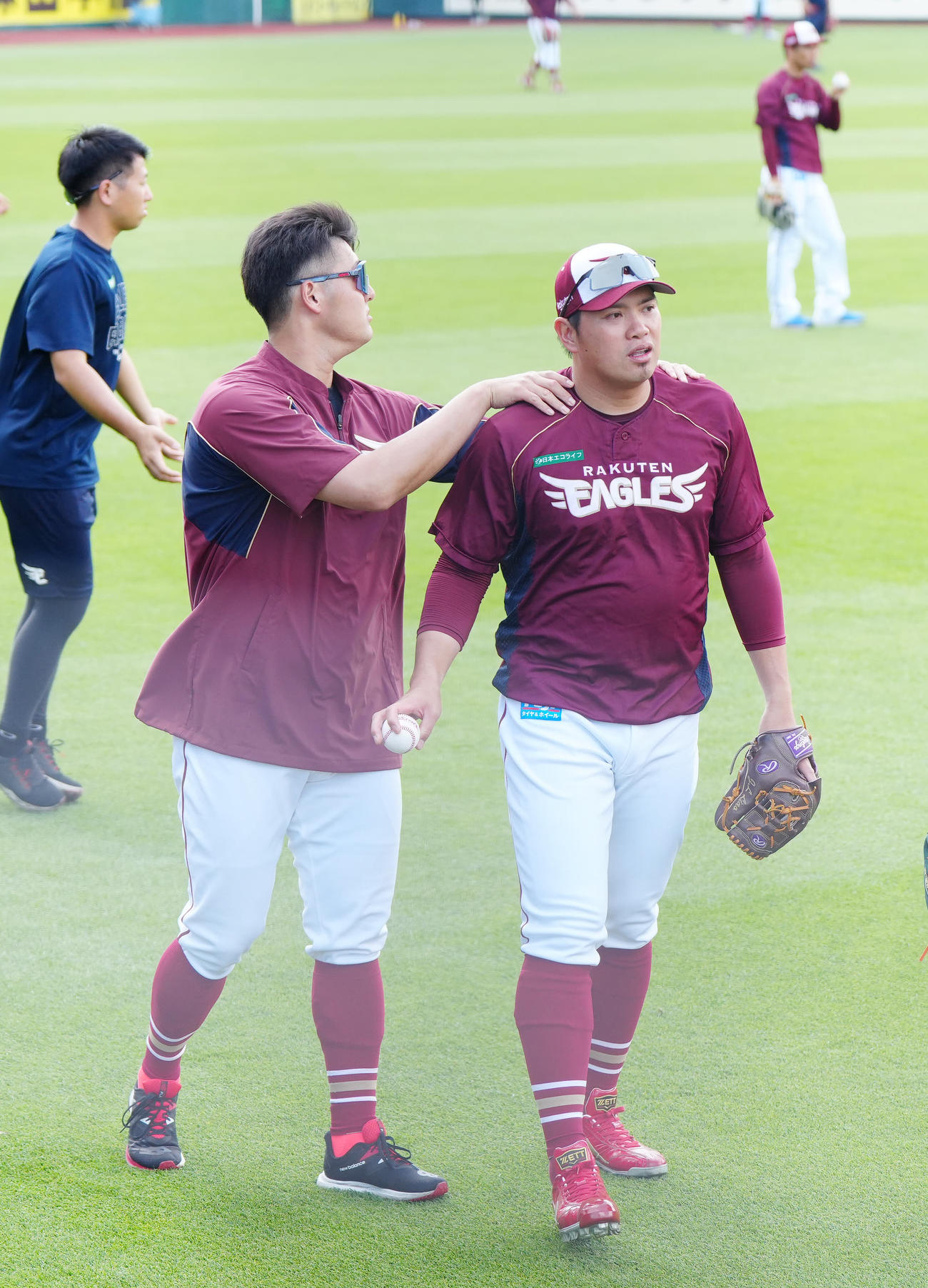 楽天対阪神　試合前練習を途中で切り上げ、楽天安楽（左）から肩に手を置かれる宋家豪（撮影・江口和貴）