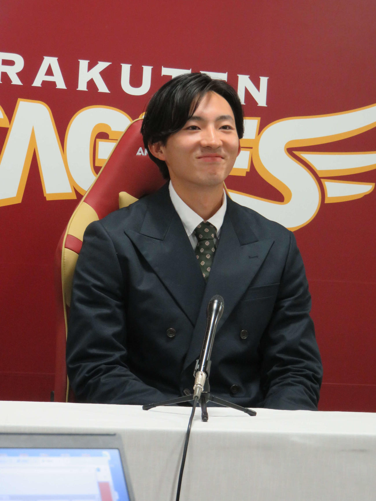 契約更改を終え、笑顔で会見に臨む楽天荘司