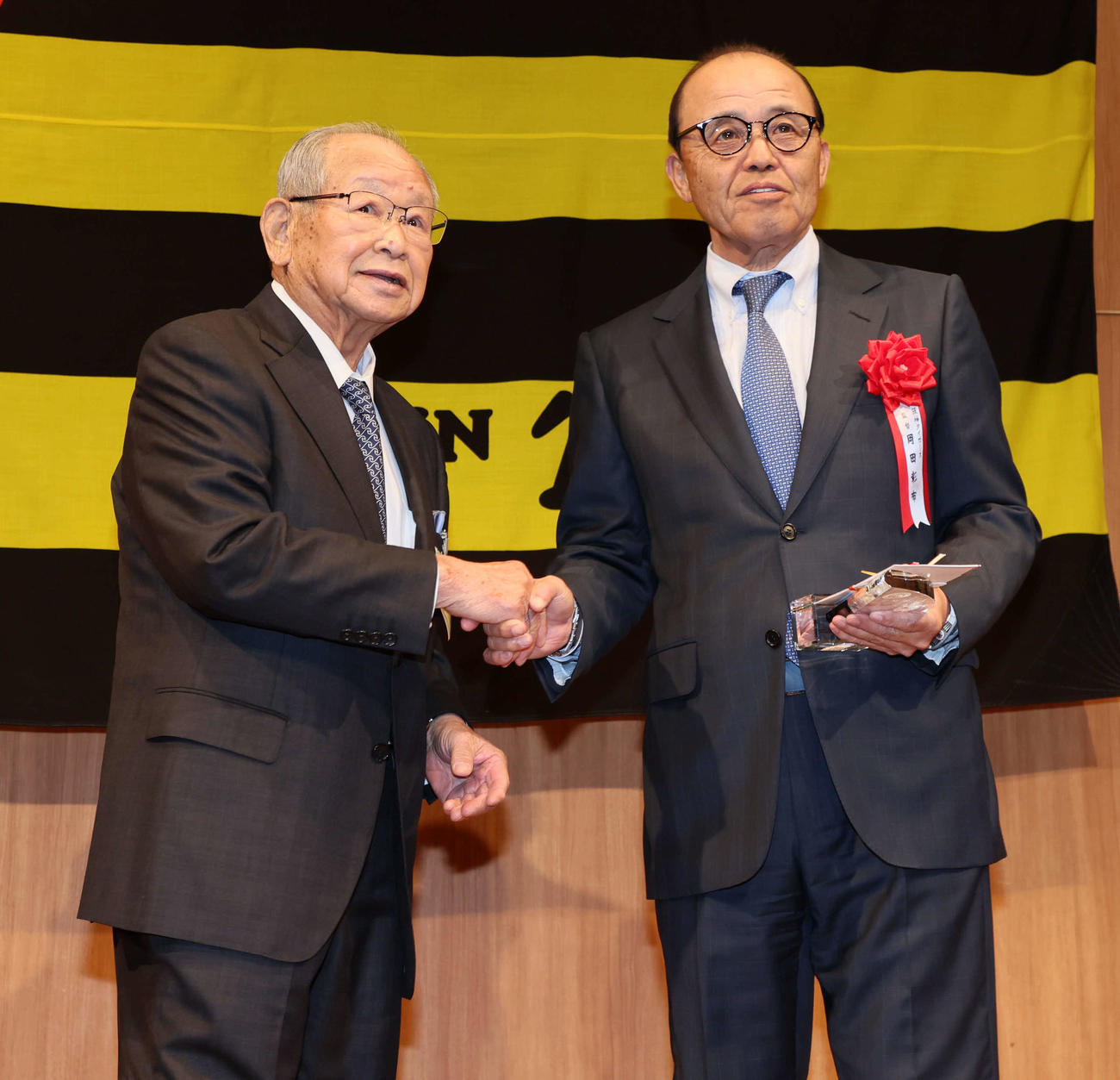 阪神OB総会後の懇親会で吉田義男氏（左）からOB会功労賞が岡田監督へ贈られた（撮影・加藤哉）