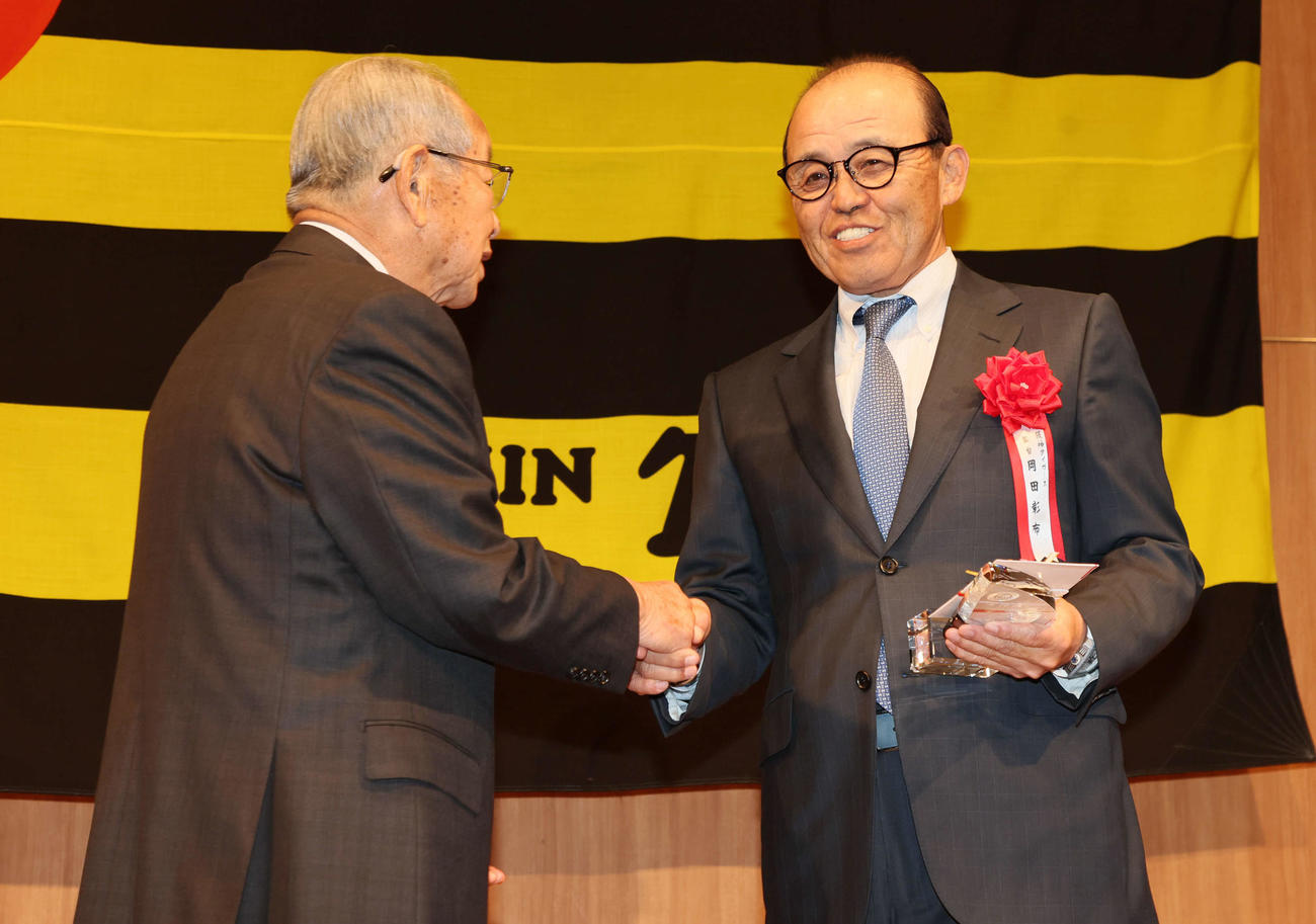 阪神OB総会後の懇親会で日刊スポーツ客員評論家の吉田義男氏（左）からOB会功労賞が岡田監督へ贈られた（撮影・加藤哉）