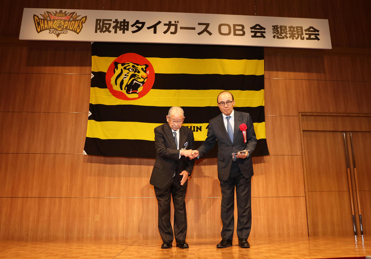 阪神OB総会後の懇親会で日刊スポーツ客員評論家の吉田義男氏（左）からOB会功労賞が岡田監督へ贈られた（撮影・加藤哉）