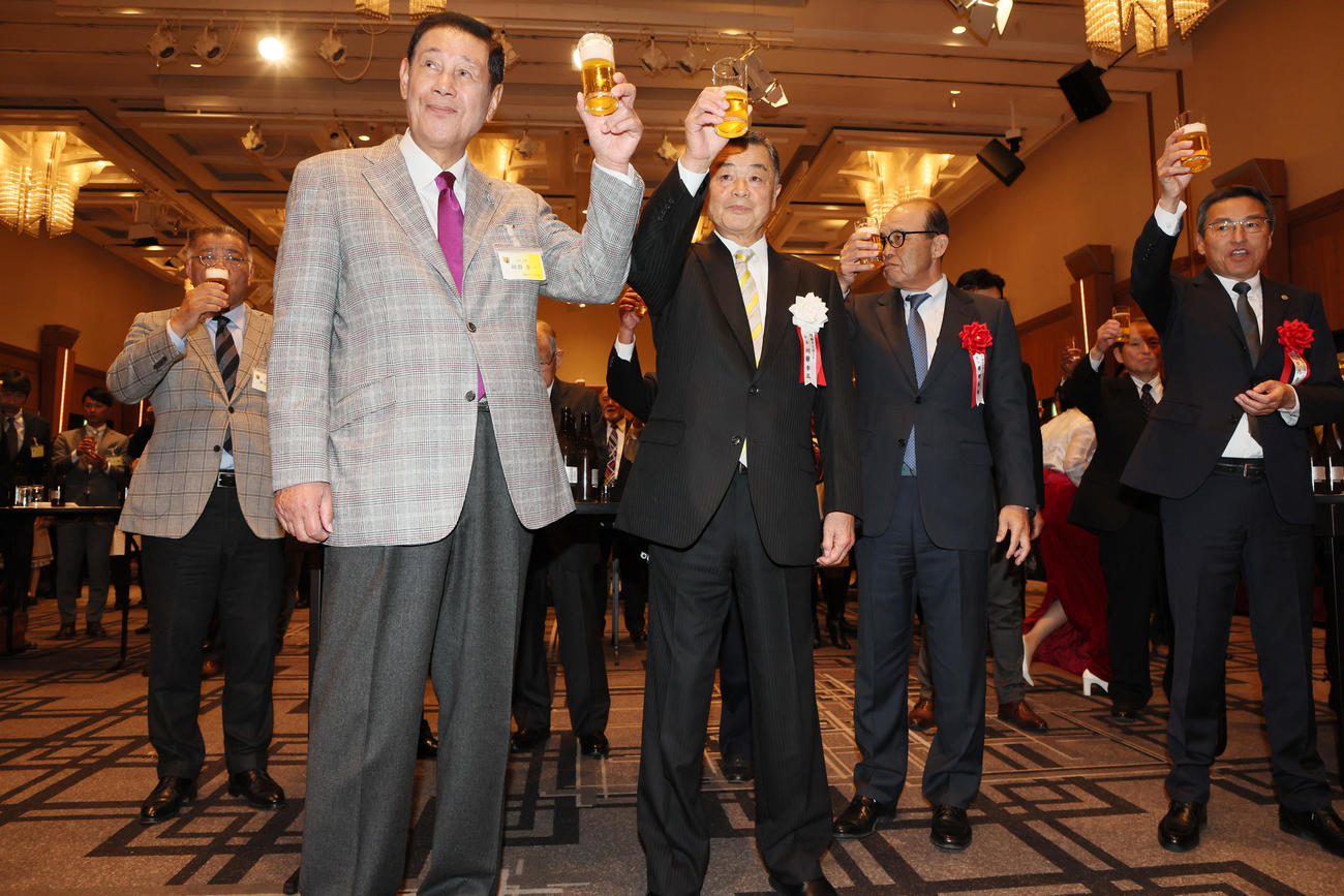 OB会で乾杯する左から掛布氏、田淵氏、川藤阪神OB会長、岡田監督。百北球団社長（撮影・加藤哉）