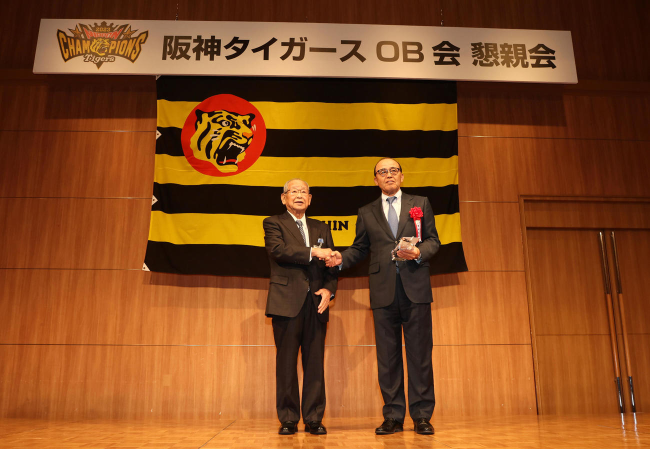 阪神OB総会後の懇親会で日刊スポーツ客員評論家の吉田義男氏（左）からOB会功労賞が岡田監督へ贈られた（撮影・加藤哉）