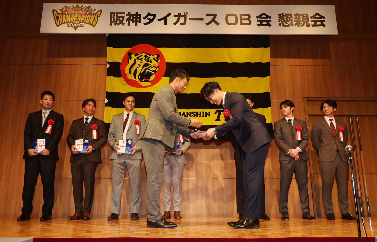 阪神OB会から表彰され日刊スポーツ評論家の鳥谷氏（左）から記念品を受け取る木浪（撮影・加藤哉）
