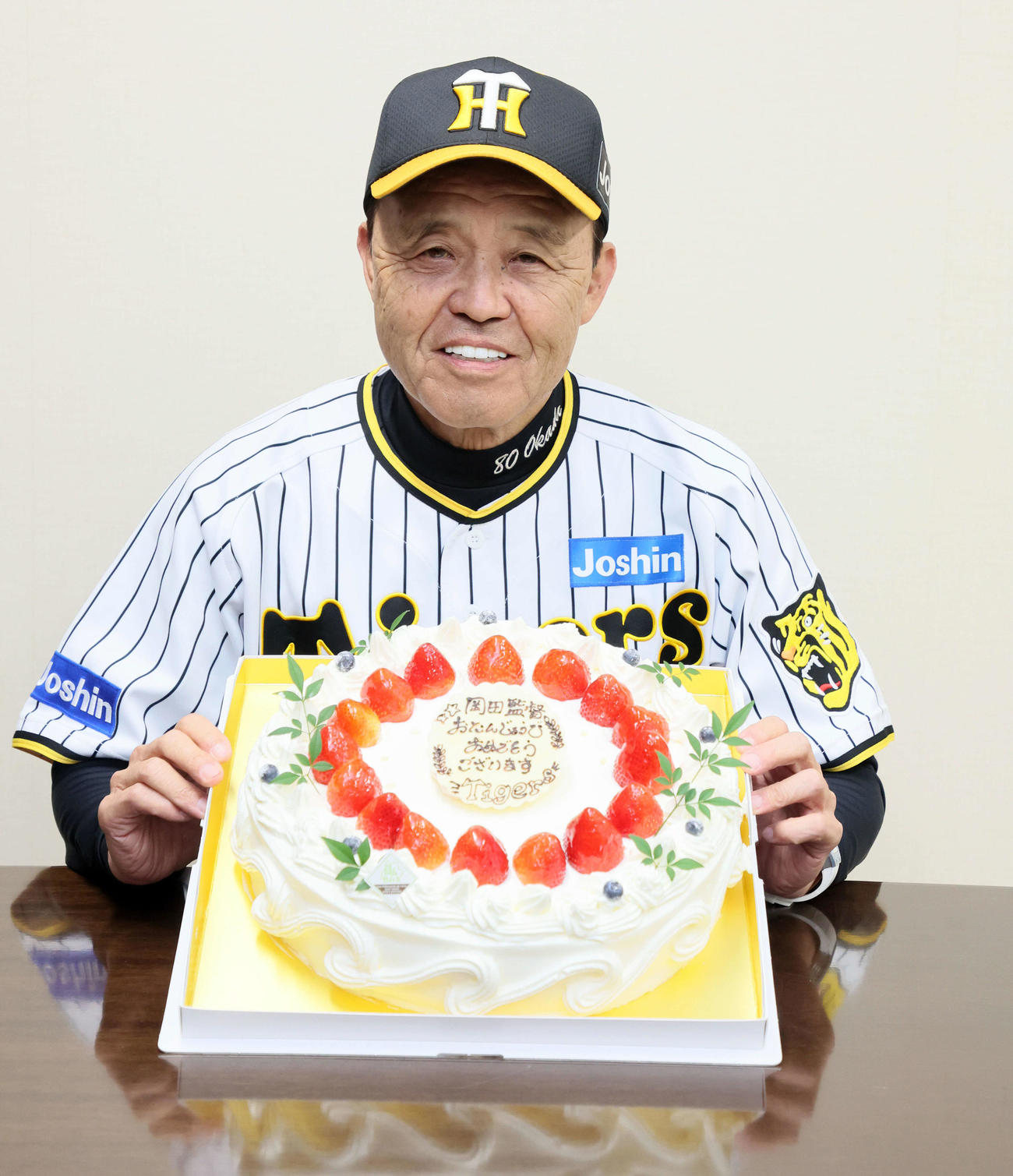 バースデーケーキを前に笑顔を見せる岡田彰布監督（撮影・加藤哉）