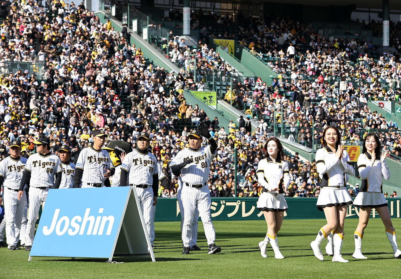 ファン感謝デーに詰めかけたファンに手を振りながらグラウンドを1周する岡田監督（中央）ら阪神ナイン（撮影・上田博志）