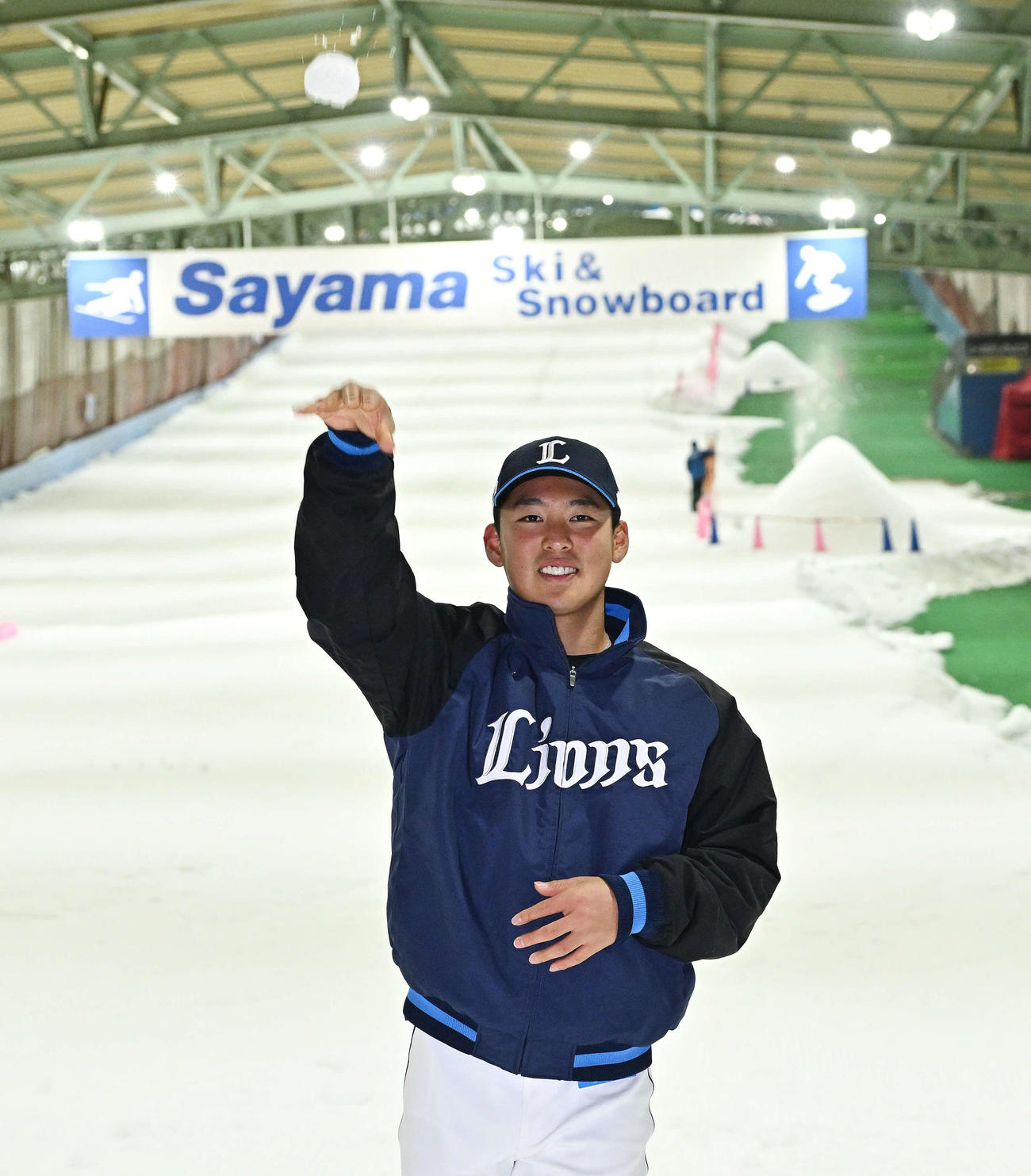 雪玉を投げる西武山田（撮影・滝沢徹郎）