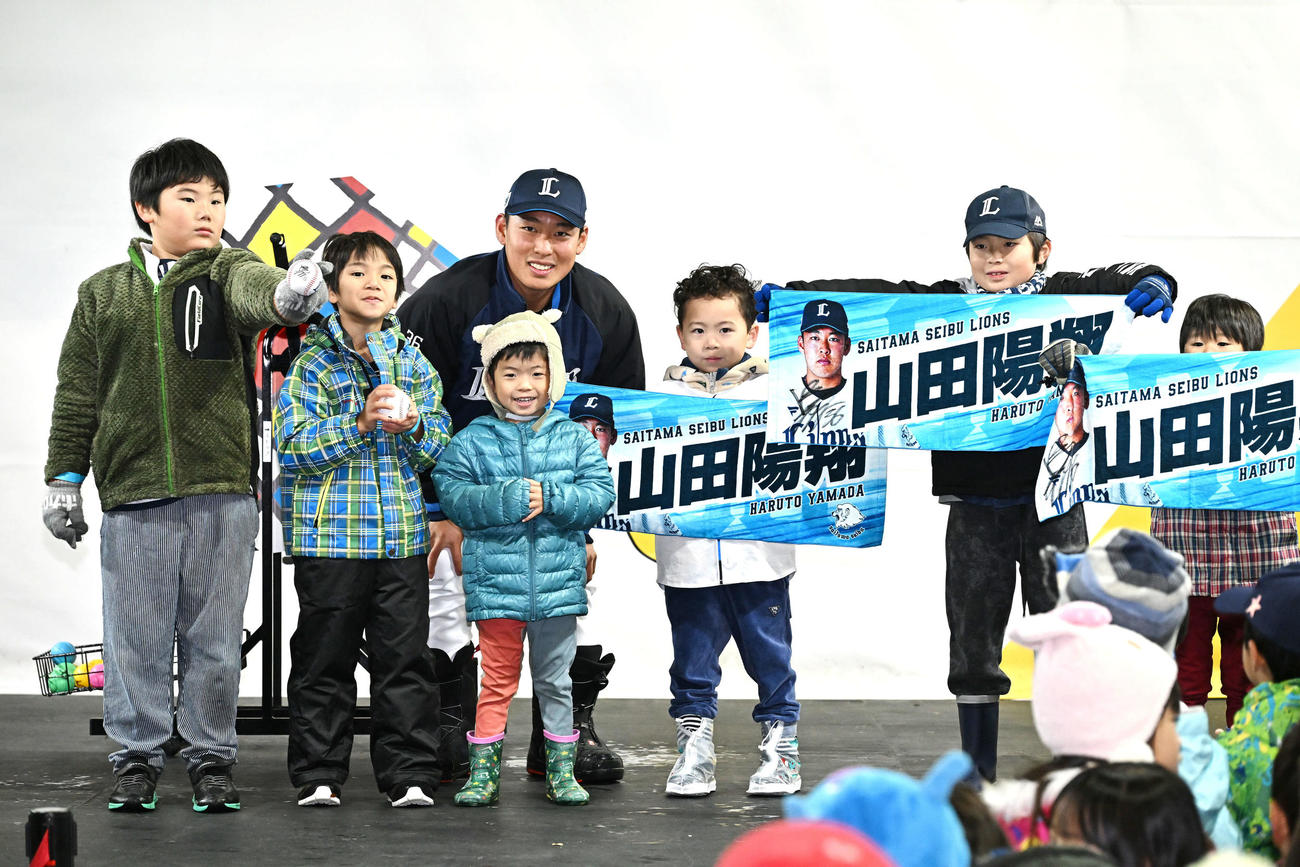 雪合戦を終え子供のファンと記念撮影する西武山田（撮影・滝沢徹郎）