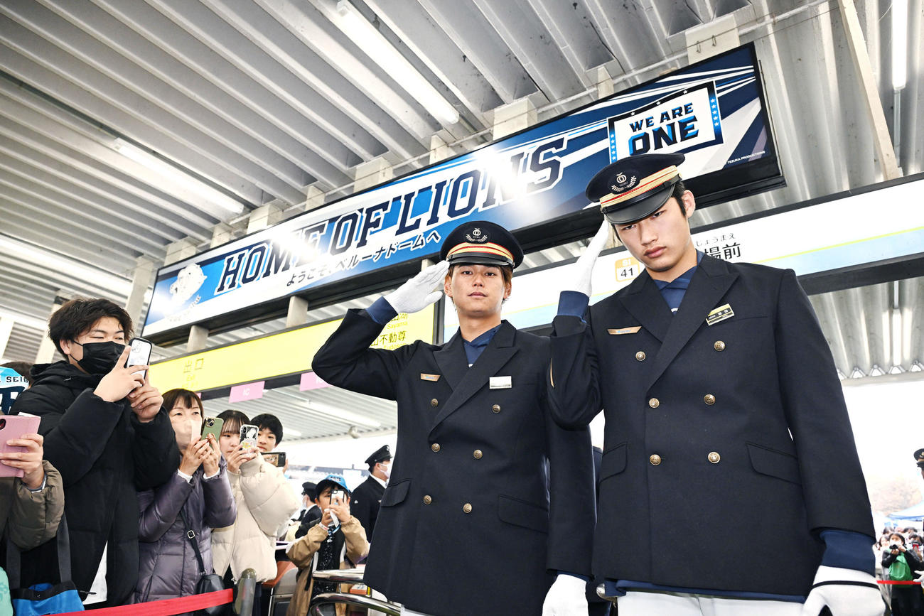 駅員体験をした西武西川（左）と羽田はポーズを決める（撮影・滝沢徹郎）