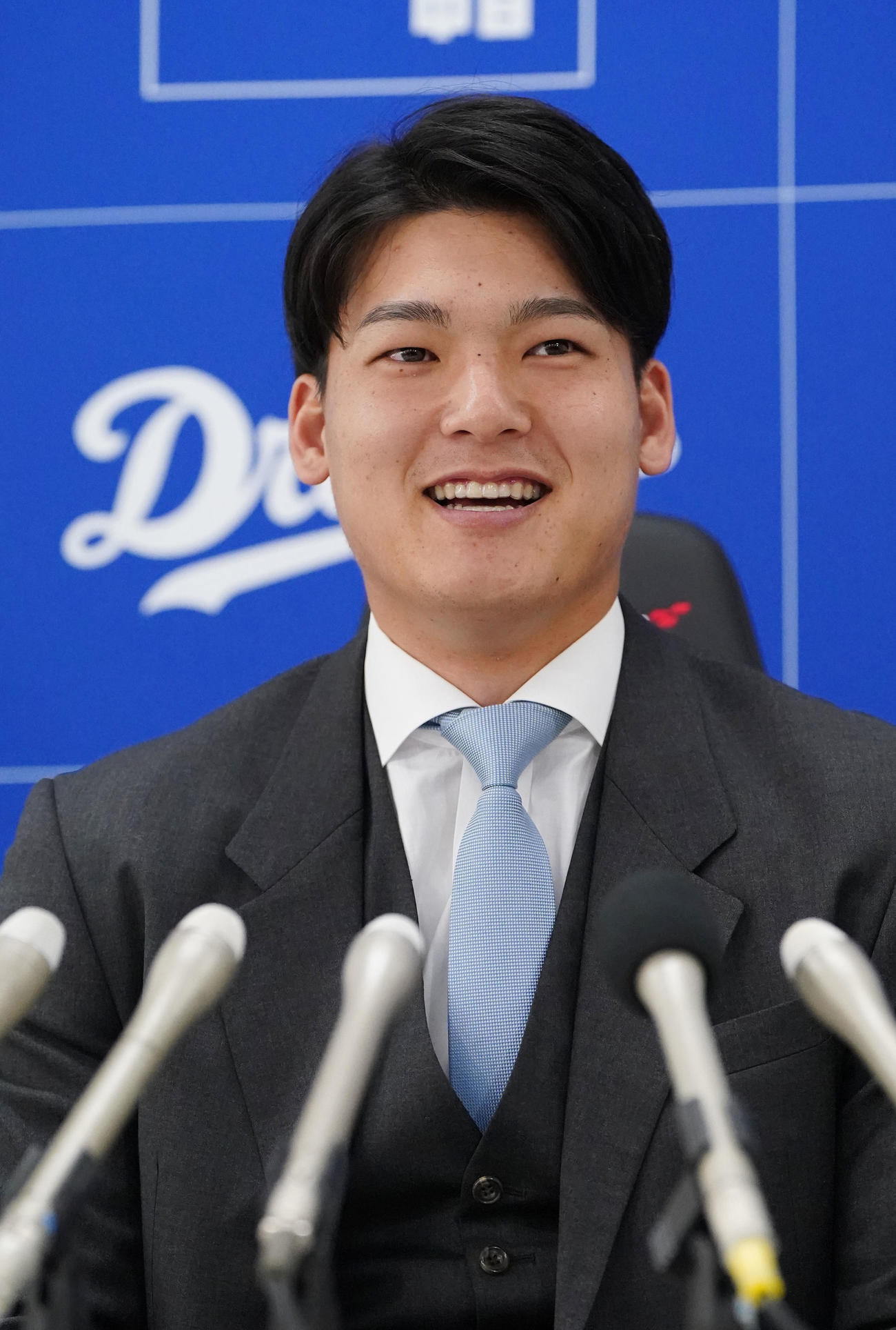 契約交渉を終え明るい表情で会見する石川昂（撮影・森本幸一）