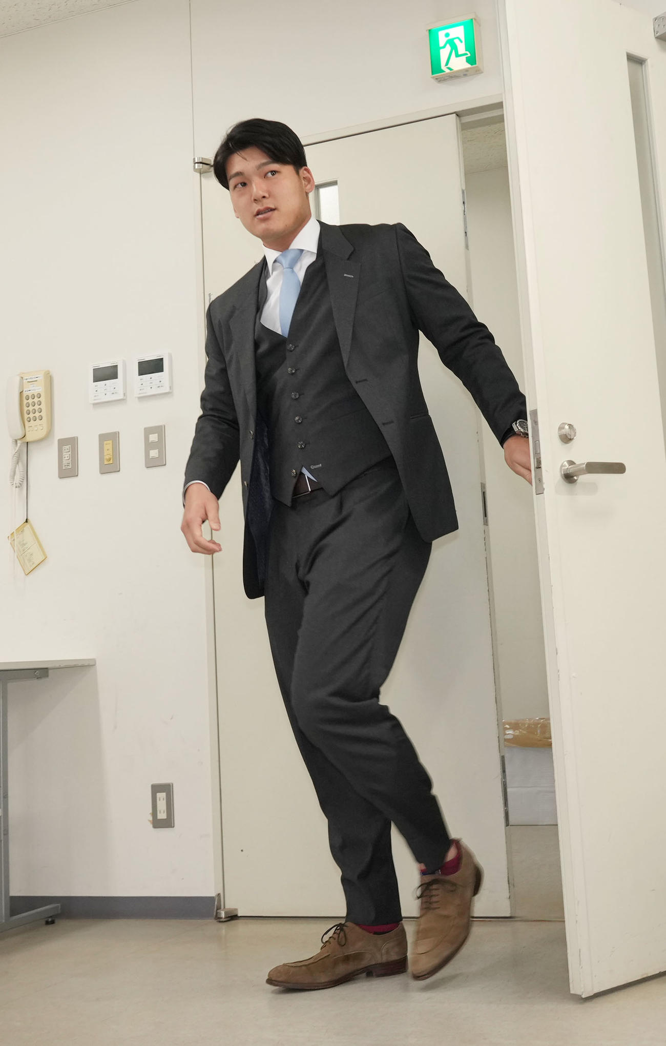 契約交渉を終え会見場に姿を見せる石川昂（撮影・森本幸一）