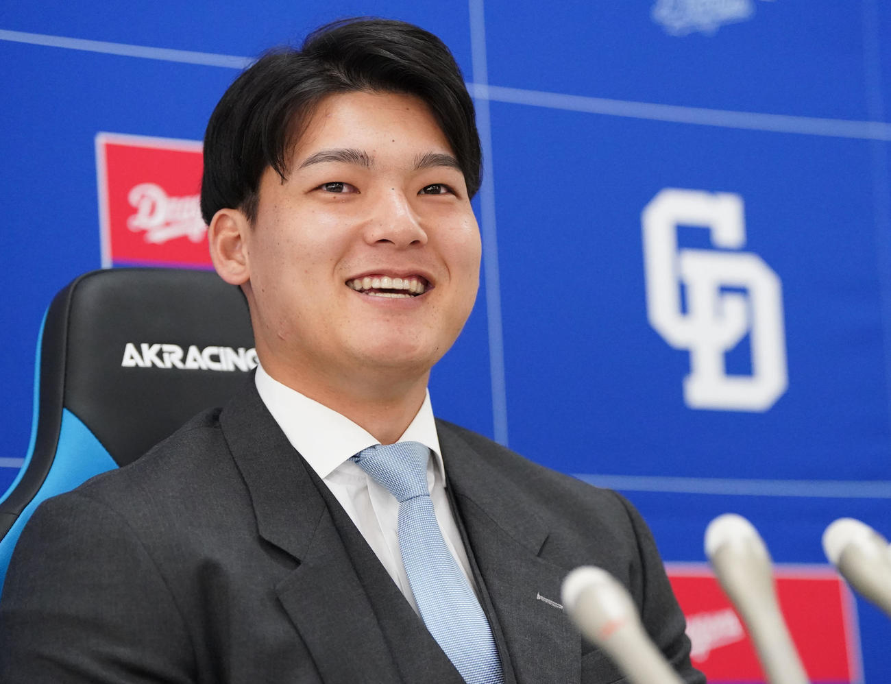 契約交渉を終え明るい表情で会見する石川昂（撮影・森本幸一）