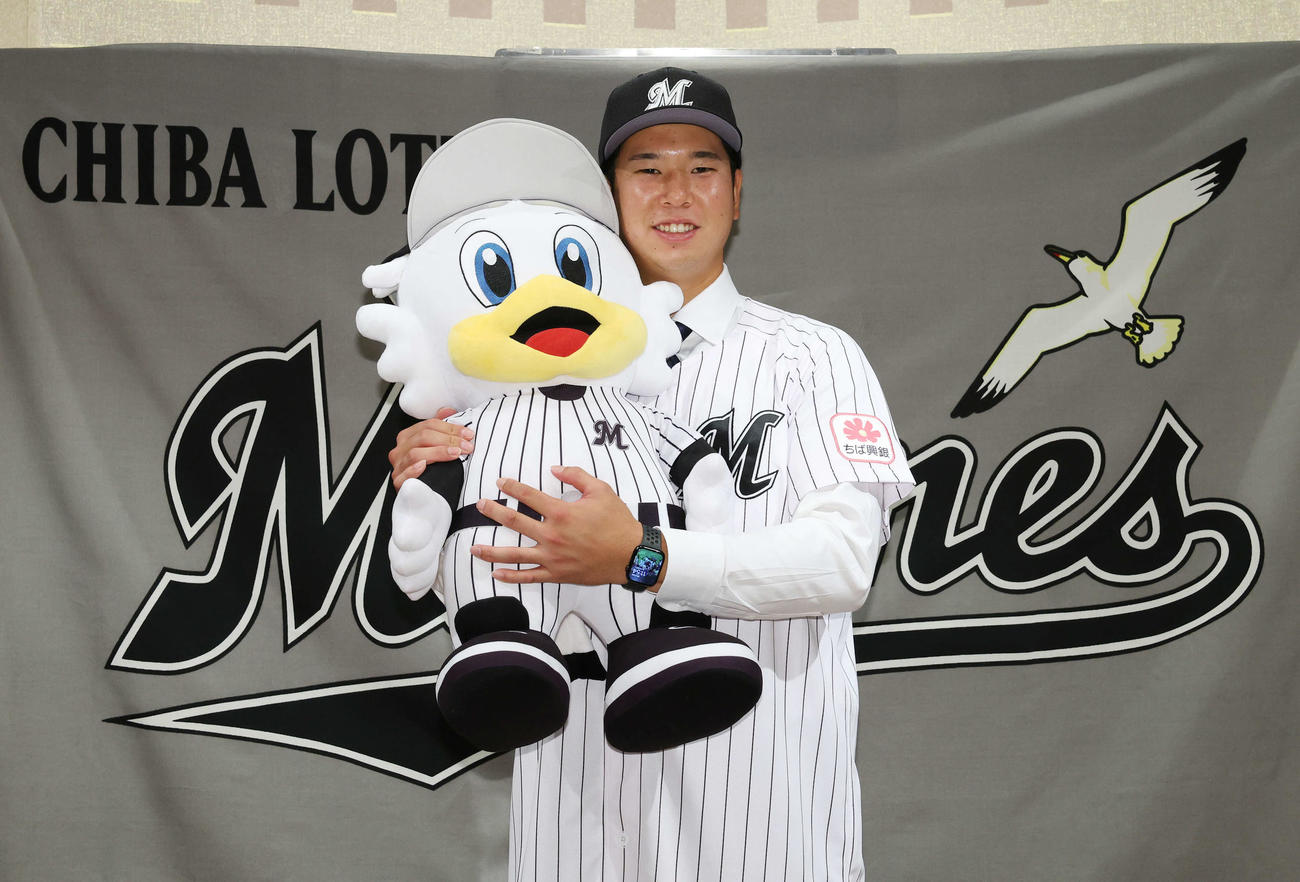 契約を終え、マーくんを笑顔で抱きしめるロッテドラフト1位の明大・上田（撮影・宮地輝）