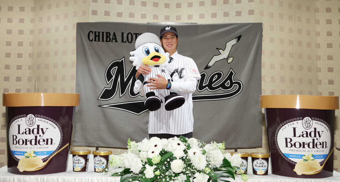 契約を終え、マーくんを笑顔で抱きしめるロッテドラフト1位の明大・上田（撮影・宮地輝）