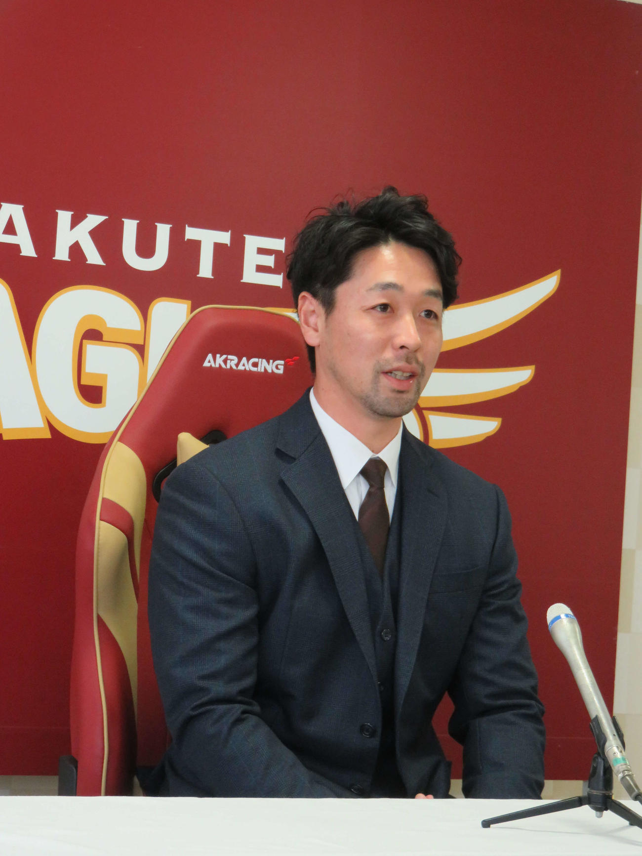 契約更改を終えて会見に臨む楽天阿部寿樹