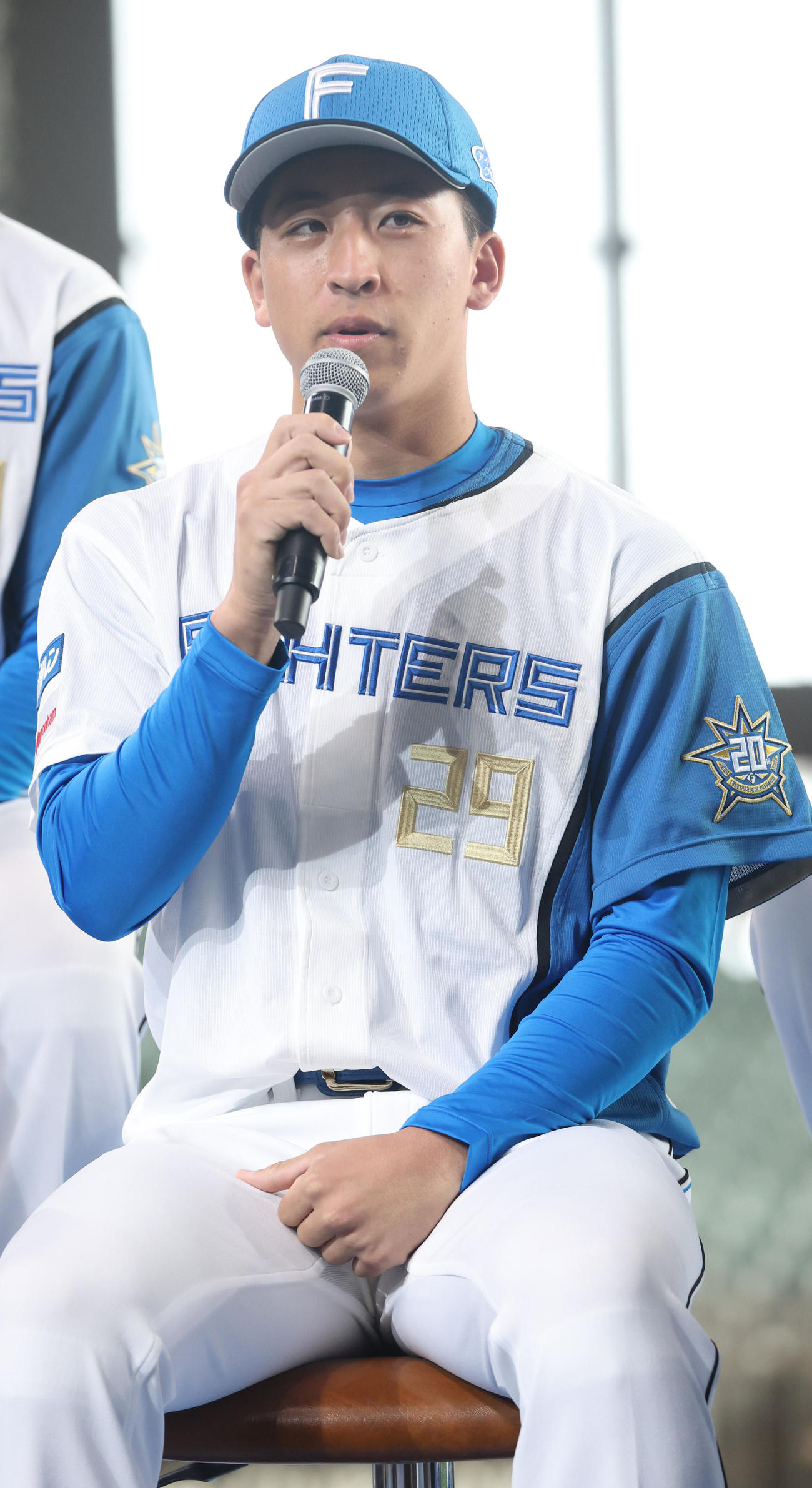 日本ハム新入団選手ウェルカムイベントであいさつをするドラフト1位細野（撮影・佐藤翔太）