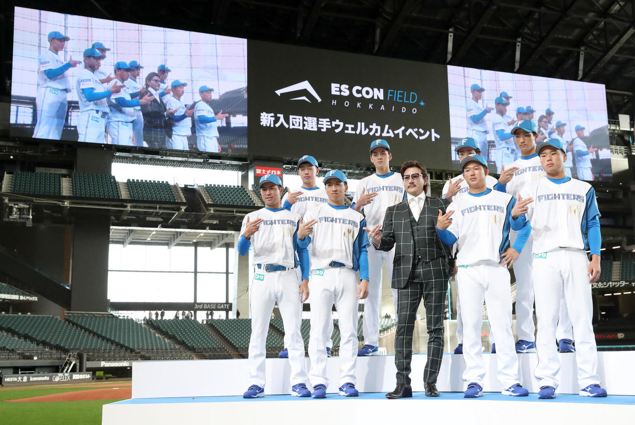 日本ハム新入団選手ウェルカムイベントで新入団選手たちと一緒に記念撮影に応じる新庄監督（撮影・佐藤翔太）
